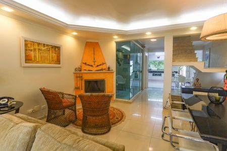 Casa à venda com 250m², 2 quartos e 5 vagas Casa à venda com 250m², 2 quartos e 5 vagasSala