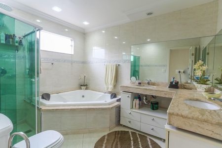 Casa à venda com 250m², 2 quartos e 5 vagas Casa à venda com 250m², 2 quartos e 5 vagasBanheiro da suíte 2