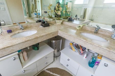 Casa à venda com 250m², 2 quartos e 5 vagas Casa à venda com 250m², 2 quartos e 5 vagasBanheiro da suíte 2