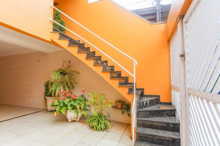 Casa à venda com 250m², 2 quartos e 5 vagas Casa à venda com 250m², 2 quartos e 5 vagasEscada de entrada