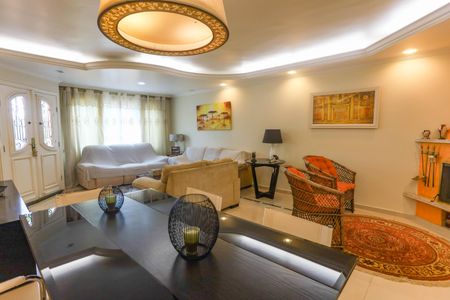 Casa à venda com 250m², 2 quartos e 5 vagas Casa à venda com 250m², 2 quartos e 5 vagasSala