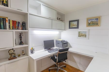 Casa à venda com 250m², 2 quartos e 5 vagas Casa à venda com 250m², 2 quartos e 5 vagasEscritorio