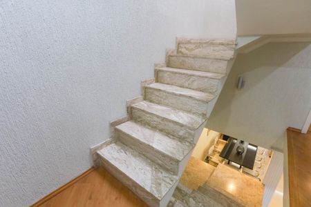 Casa à venda com 250m², 2 quartos e 5 vagas Casa à venda com 250m², 2 quartos e 5 vagasEscada para área de serviço