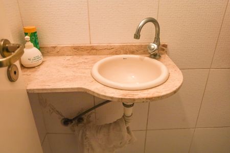 Casa à venda com 250m², 2 quartos e 5 vagas Casa à venda com 250m², 2 quartos e 5 vagasLavabo na garagem