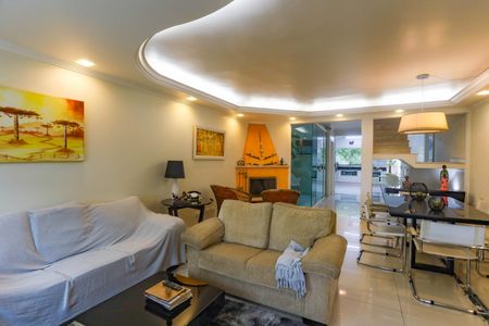 Casa à venda com 250m², 2 quartos e 5 vagas Casa à venda com 250m², 2 quartos e 5 vagasSala