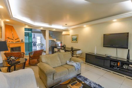 Casa à venda com 250m², 2 quartos e 5 vagas Casa à venda com 250m², 2 quartos e 5 vagasSala