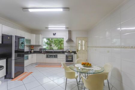 Casa à venda com 250m², 2 quartos e 5 vagas Casa à venda com 250m², 2 quartos e 5 vagasCozinha