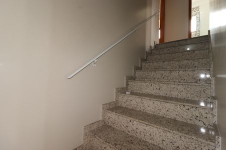 Casa à venda com 163m², 3 quartos e 2 vagasEscada