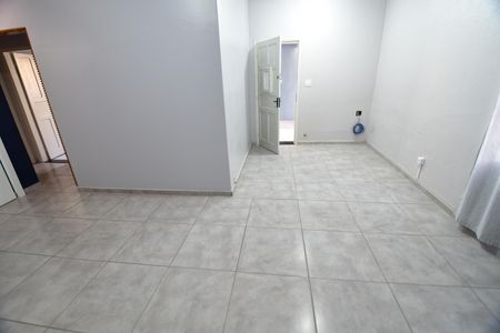 Casa à venda com 77m², 2 quartos e 3 vagasSala