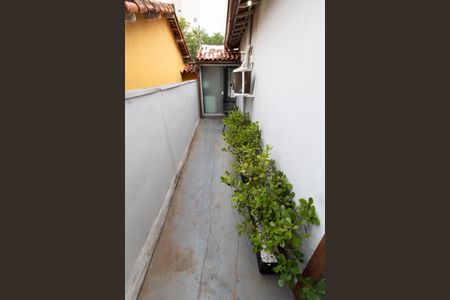 Casa à venda com 77m², 3 quartos e 3 vagasÁREA EXTERNA CORREDOR LATERAL