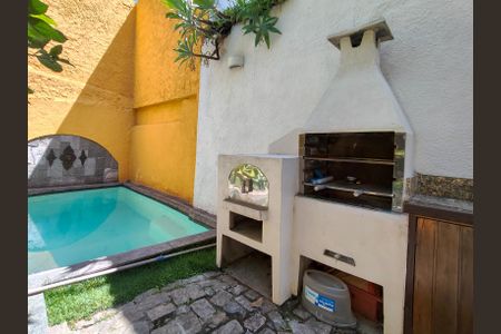 Casa à venda com 250m², 1 quarto e sem vaga Casa à venda com 250m², 1 quarto e sem vagaPiscina