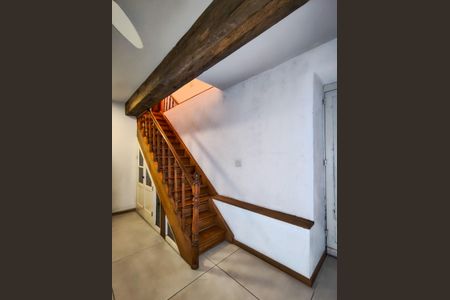 Casa à venda com 250m², 1 quarto e sem vaga Casa à venda com 250m², 1 quarto e sem vagaEscada