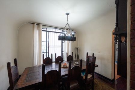 Casa à venda com 372m², 3 quartos e 6 vagas Casa à venda com 372m², 3 quartos e 6 vagasSala