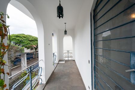 Casa à venda com 372m², 3 quartos e 6 vagas Casa à venda com 372m², 3 quartos e 6 vagasSacada