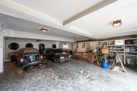 Casa à venda com 372m², 3 quartos e 6 vagas Casa à venda com 372m², 3 quartos e 6 vagasGaragem