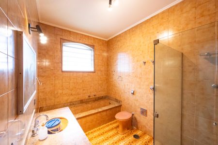 Casa à venda com 372m², 3 quartos e 6 vagas Casa à venda com 372m², 3 quartos e 6 vagasBanheiro da Suíte 1