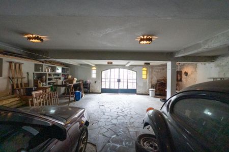 Casa à venda com 372m², 3 quartos e 6 vagas Casa à venda com 372m², 3 quartos e 6 vagasGaragem