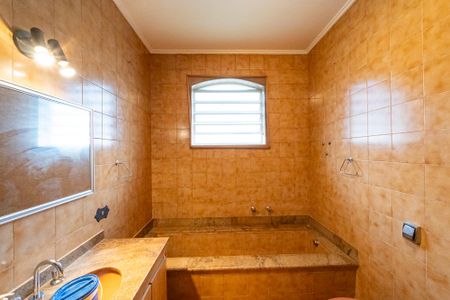 Casa à venda com 372m², 3 quartos e 6 vagas Casa à venda com 372m², 3 quartos e 6 vagasBanheiro da Suíte 1