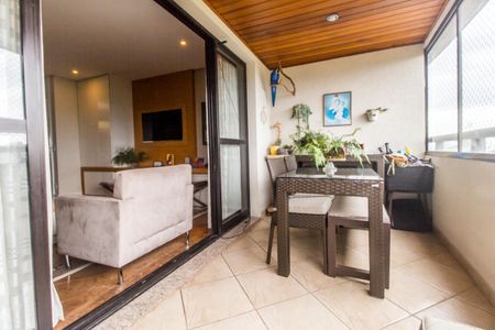 Apartamento à venda com 212m², 4 quartos e 2 vagas Apartamento à venda com 212m², 4 quartos e 2 vagasVaranda