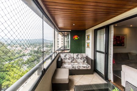 Apartamento à venda com 212m², 4 quartos e 2 vagas Apartamento à venda com 212m², 4 quartos e 2 vagasVaranda