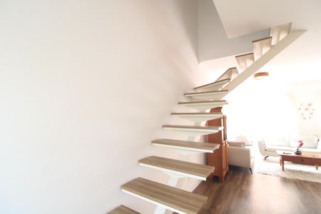 Casa de condomínio à venda com 115m², 3 quartos e 2 vagasEscada