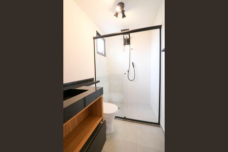 Banheiro de kitnet/studio para alugar com 1 quarto, 26m² em Jardim das Acacias, São Paulo