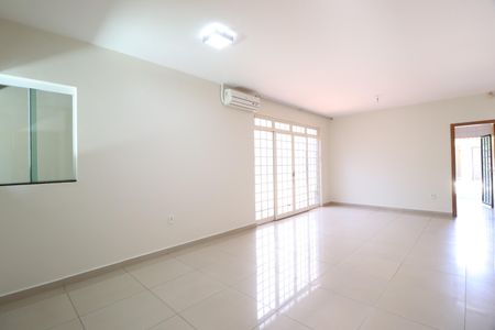 Sala de casa para alugar com 4 quartos, 360m² em Santa Mônica, Uberlândia