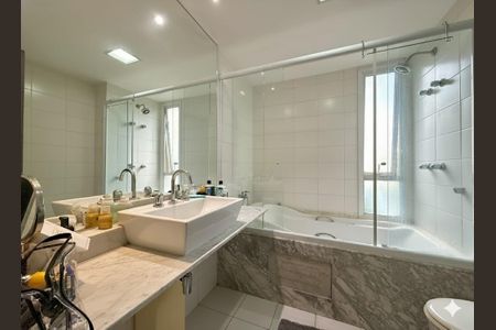 Apartamento para alugar com 180m², 3 quartos e 3 vagasBanheiro Suíte 2