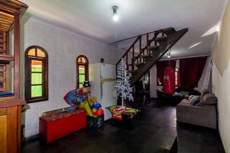 Casa à venda com 270m², 4 quartos e 4 vagas Casa à venda com 270m², 4 quartos e 4 vagasSala