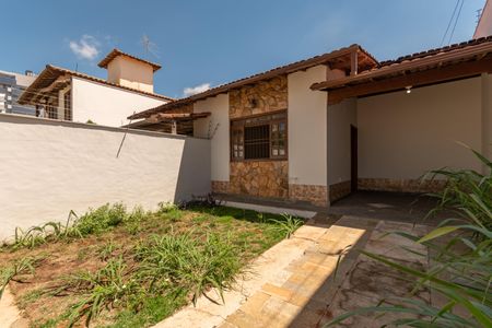 Casa à venda com 210m², 4 quartos e 2 vagas Casa à venda com 210m², 4 quartos e 2 vagasEntrada