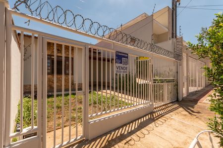 Casa à venda com 210m², 4 quartos e 2 vagas Casa à venda com 210m², 4 quartos e 2 vagasPlaca Instalada