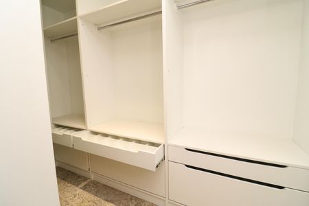 Casa à venda com 340m², 4 quartos e 3 vagasCloset da suíte 3