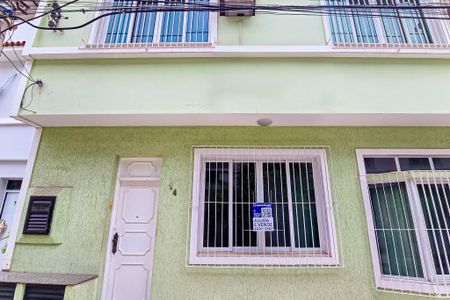 Casa de condomínio para alugar com 160m², 4 quartos e 2 vagas Casa de condomínio para alugar com 160m², 4 quartos e 2 vagas Fachada casa com placa