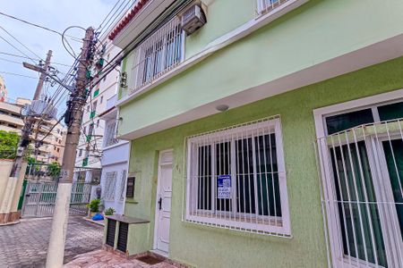Casa de condomínio para alugar com 160m², 4 quartos e 2 vagas Casa de condomínio para alugar com 160m², 4 quartos e 2 vagas Fachada casa com placa