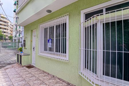Casa de condomínio para alugar com 160m², 4 quartos e 2 vagas Casa de condomínio para alugar com 160m², 4 quartos e 2 vagas Fachada casa com placa