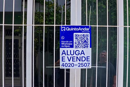 Casa de condomínio para alugar com 160m², 4 quartos e 2 vagas Casa de condomínio para alugar com 160m², 4 quartos e 2 vagas Fachada casa com placa