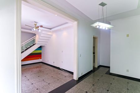 Casa de condomínio para alugar com 160m², 4 quartos e 2 vagas Casa de condomínio para alugar com 160m², 4 quartos e 2 vagasDetalhe Sala