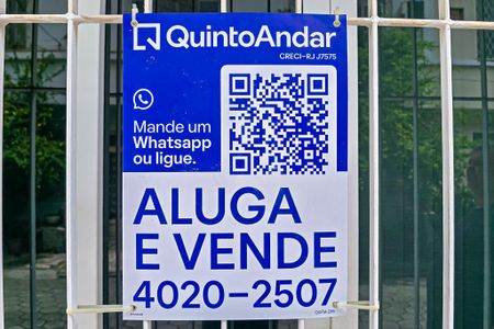 Casa de condomínio para alugar com 160m², 4 quartos e 2 vagas Casa de condomínio para alugar com 160m², 4 quartos e 2 vagas Fachada casa com placa