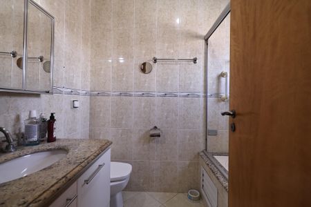 Casa à venda com 360m², 4 quartos e 5 vagasBanheiro suíte 2