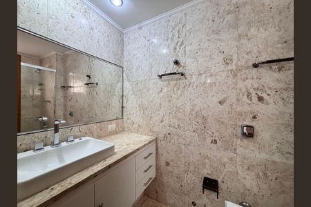 Apartamento à venda com 242m², 3 quartos e 3 vagas Apartamento à venda com 242m², 3 quartos e 3 vagasBanheiro da Suíte 1