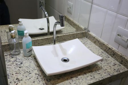 Apartamento à venda com 47m², 2 quartos e 1 vaga Apartamento à venda com 47m², 2 quartos e 1 vagaBanheiro