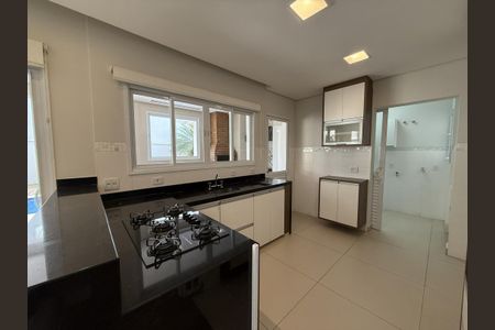 Casa de condomínio à venda com 258m², 4 quartos e 4 vagas