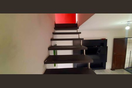 Casa à venda com 140m², 6 quartos e 2 vagas Casa à venda com 140m², 6 quartos e 2 vagasCasa 1 - Acesso aos Quartos e Área de Serviço