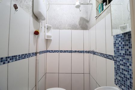 Banheiro de kitnet/studio para alugar com 1 quarto, 18m² em Martins, Uberlândia