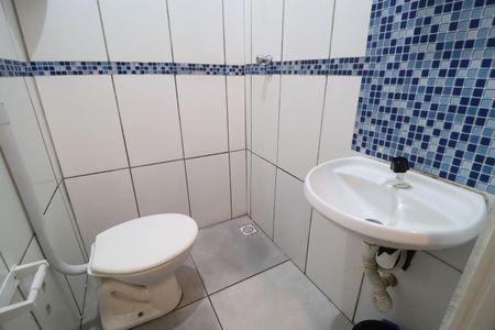 Banheiro de kitnet/studio para alugar com 1 quarto, 18m² em Martins, Uberlândia