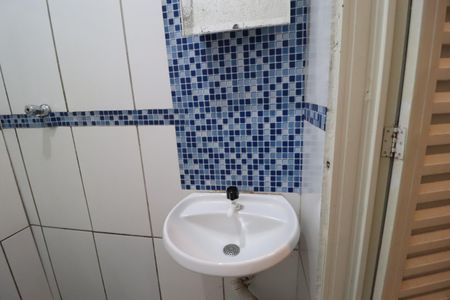 Banheiro de kitnet/studio para alugar com 1 quarto, 18m² em Martins, Uberlândia