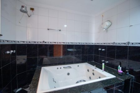 Casa para alugar com 400m², 4 quartos e 1 vaga Casa para alugar com 400m², 4 quartos e 1 vagaBanheiro da Suíte