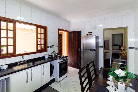 Casa à venda com 120m², 2 quartos e 2 vagas Casa à venda com 120m², 2 quartos e 2 vagasCozinha