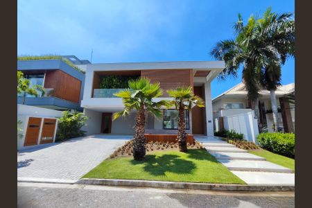 Casa de condomínio à venda com 715m², 6 quartos e 6 vagas Casa de condomínio à venda com 715m², 6 quartos e 6 vagasFachada