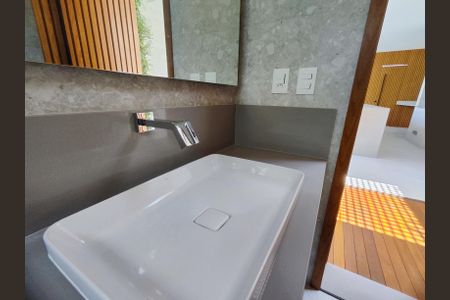 Casa de condomínio à venda com 715m², 6 quartos e 6 vagas Casa de condomínio à venda com 715m², 6 quartos e 6 vagasBanheiro da Área de Lazer